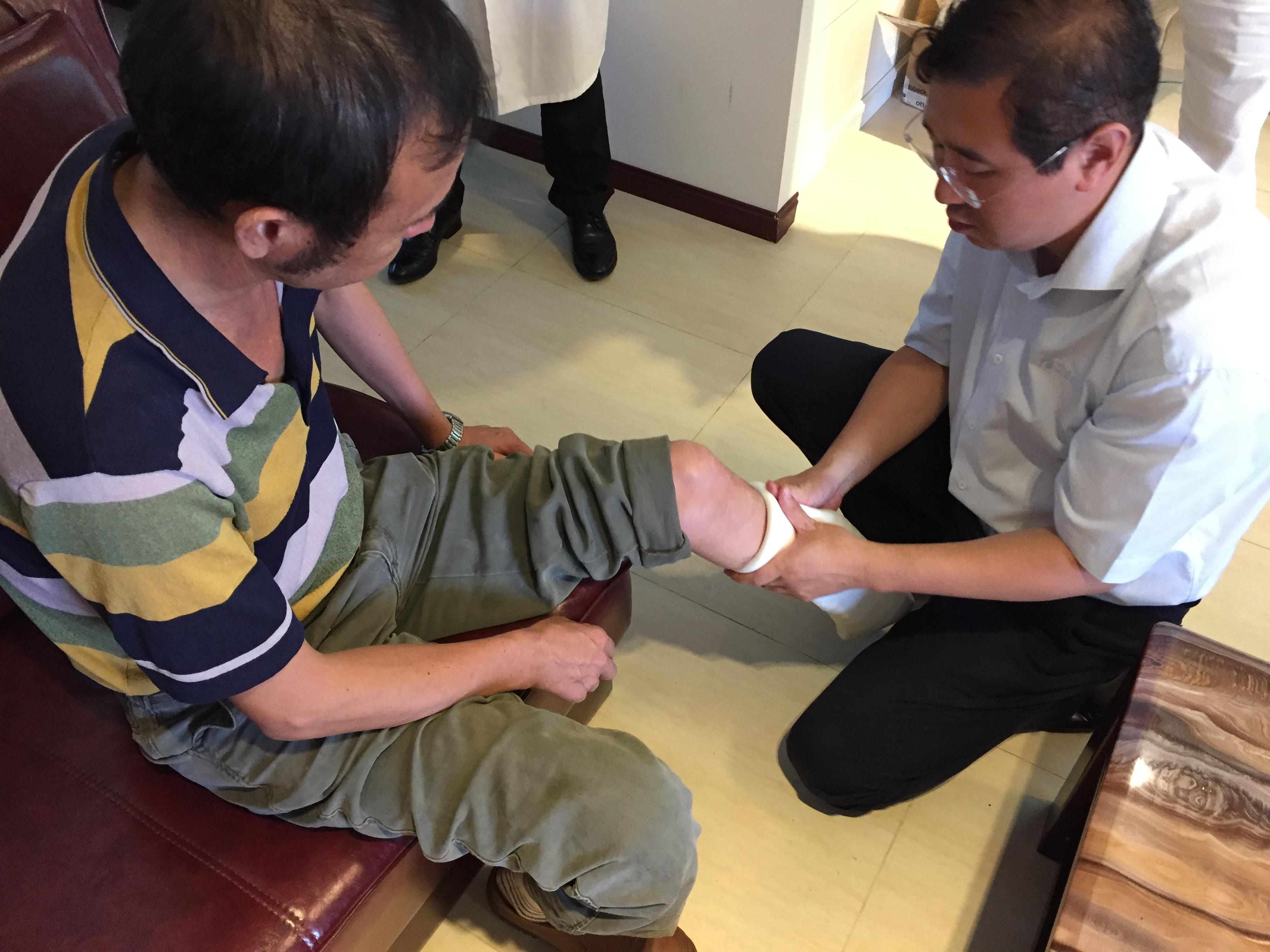 截肢者安裝大腿假肢價格需要花費多少錢(圖1) 截肢者安裝大腿假肢價格需要花費多少錢(圖1)